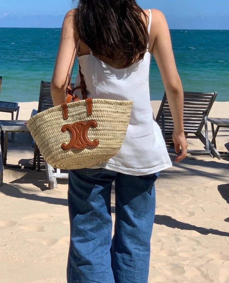 让CELINE 草编包承包你的夏日美照????️_6_CELINE 南京德基 小鲤鱼????_来自小红书网页版.jpg